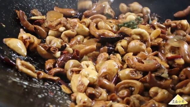 你们爱吃肥肠吗？在家这样做一盆干锅肥肠，人多吃着才爽【滇西小哥】