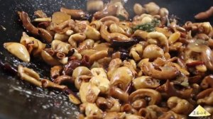 你们爱吃肥肠吗？在家这样做一盆干锅肥肠，人多吃着才爽【滇西小哥】