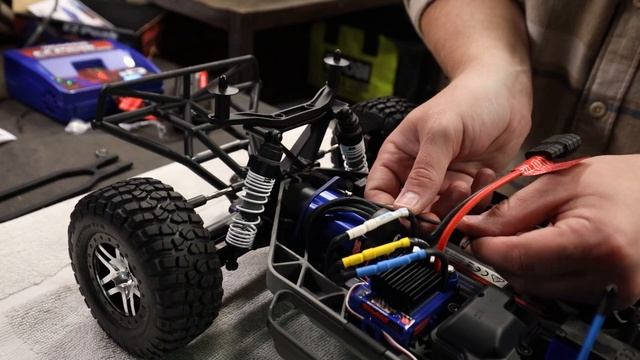 Traxxas Slash 4x4 VXL Unboxing & Speed Run!! смотреть онлайн