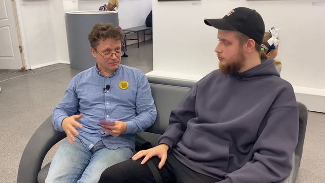 Красивые голые девушки платят каллиграфу  или он им?