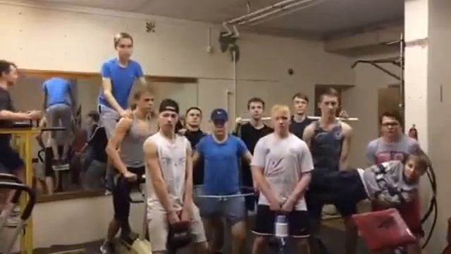 Между нами тает лед смотреть онлайн
