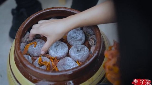 May the red, red persimmons bring you a happy, prosperous new year!❤️愿一串串的红柿子给大家带来新一年的柿柿顺心