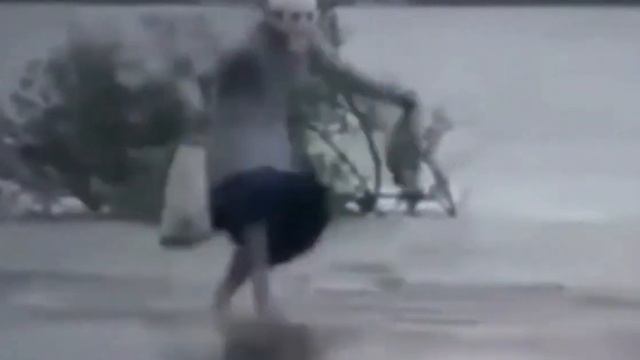 бабка вкинулась и бежит за новой шайбой смотреть онлайн