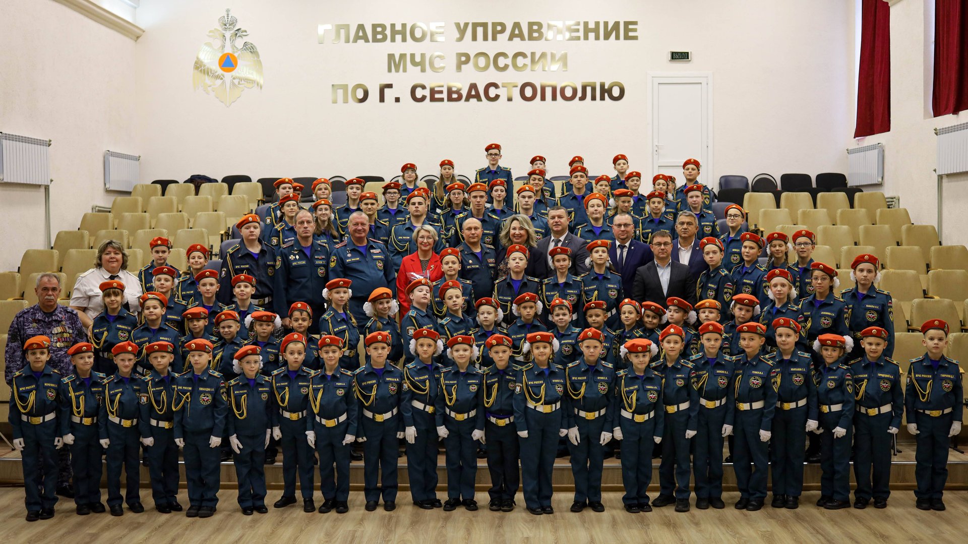 Торжественно и красиво: в Севастополе более 70-ти ребят принесли клятву кадет МЧС России смотреть онлайн