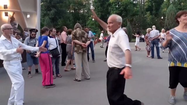 ВЕДЬ ТЫ КРАСИВА, КАК МОНА ЛИЗА! ТАНЦЫ ХАРЬКОВ СЧАСТЛИВЫЕ ДНИ смотреть онлайн