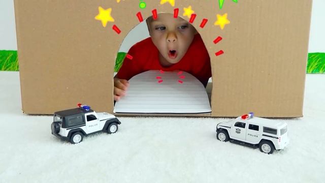 Vlad Ve Niki çocuk Oyuncakları, Arabalar Ve Kinetik Kumla Oynuyor