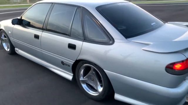 HSV VS GTS twin throttle built 355 stroker walk around смотреть онлайн