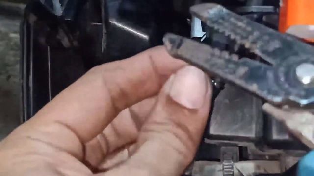PAGLALAGAY NG SWITCH PARA SA HEADLIGHT AT PARKLIGHT NG YAMAHA MSI 125 смотреть онлайн
