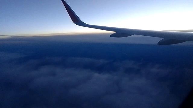 облака под крылом самолёта смотреть онлайн