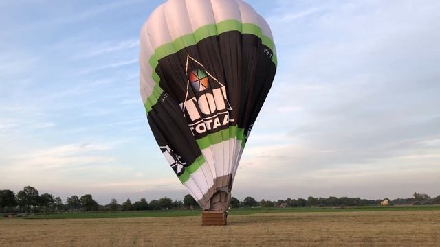 Landing hot air balloon PH-TTK Cameron A-250 at Klarenbeek, Apeldoorn смотреть онлайн