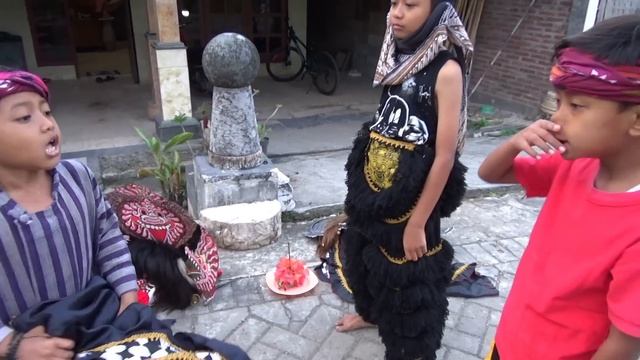 Vinix Pamer Barongan Pocong || Dhadi K3surup4n Pocong смотреть онлайн
