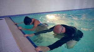 Учимся плавать Шаг 3 Правильные движения ног