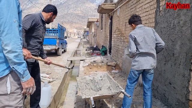 Master Mohammad Karim and his family help Ali and his wife in building a house. смотреть онлайн