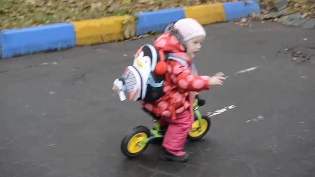 Mila Мила на беговеле Puky LRM c рюкзачком Skip Hop смотреть онлайн