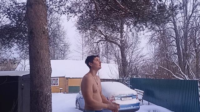 Закаливание. Обтирание снегом. Обливание холодной водой. На улице -12. смотреть онлайн