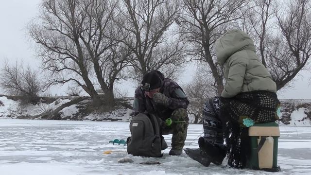 Вышли с рыбачкой на лед Зимняя рыбалка в Астрахани 2022 Ловля щуки на жерлицы смотреть онлайн