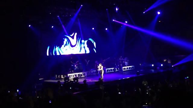 Neon Lights - Demi Lovato Live in Manila смотреть онлайн