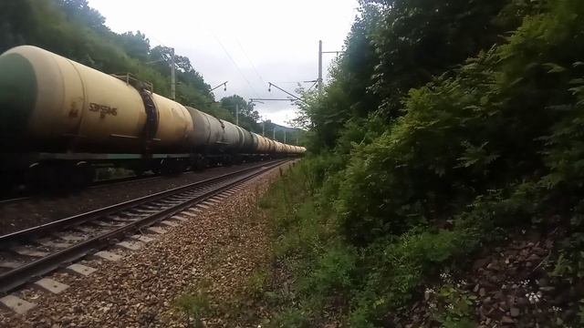 Система электровозов 2ЭС5К-149/115 "Ермак" с наливным составом летним днём на перевале. смотреть онлайн