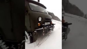 Уаз чувствует снег 35 колеса на буханке .едет