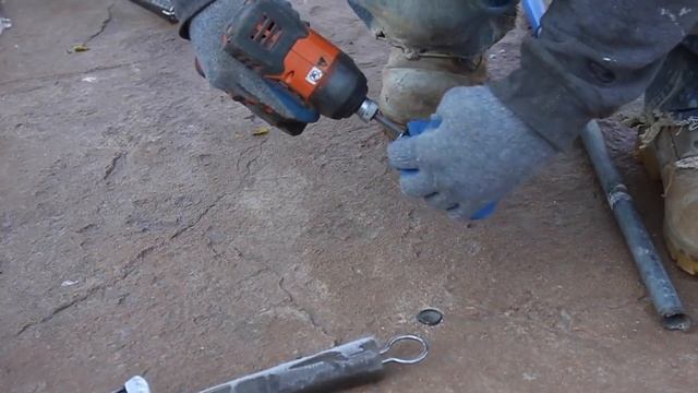 Mark shows us how to remove a Pool Safety Cover spring {Legendary Escapes} смотреть онлайн