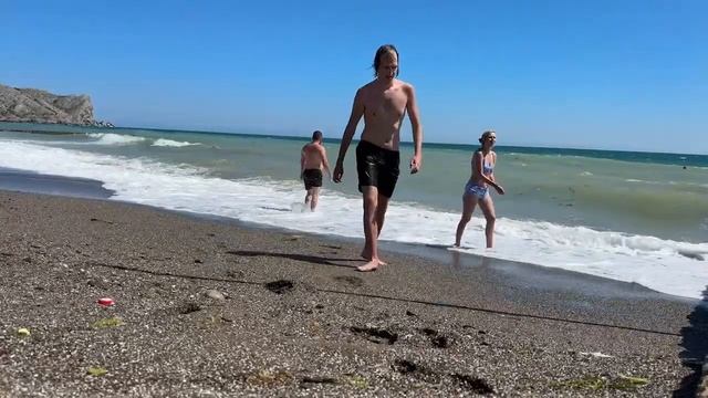 КРЫМ СЕГОДНЯ. ГОРОД СУДАК. ИДЁМ НА ПЛЯЖ МЕРЯТЬ ТЕМПЕРАТУРУ ВОДЫ. смотреть онлайн