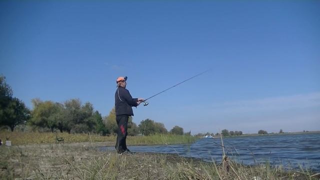 Четыре разные приманки и клюет на все Бегаю от удилища к удилищу Осенняя рыбалка В Астрахани 2021 смотреть онлайн