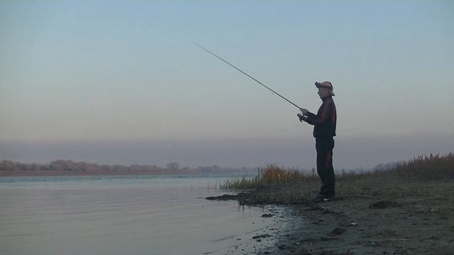 В этой яме рыба с очень острыми зубами Береговой джиг в Астрахани 2021 Вечерний выход судака и щуки смотреть онлайн