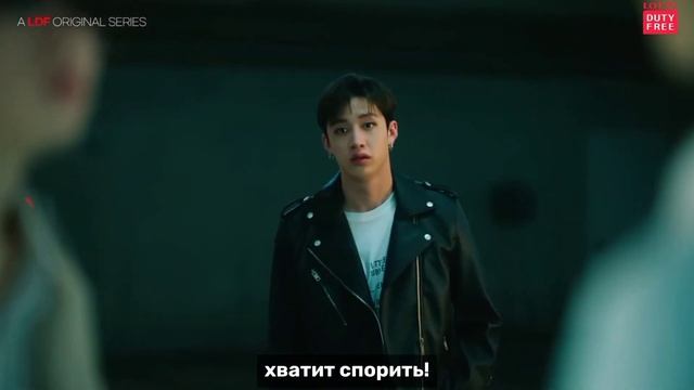 Хёнджин и Сынмин спорят на счёт рубашки,но такая же рубашка есть у Хенджина которую купила т/и))