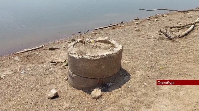 05072024 В Оренбурге посередине р Урала образовалась 4 метровая яма с водоворотом смотреть онлайн