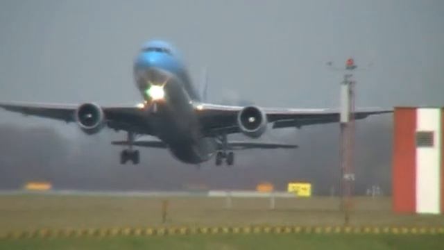 ArkeFly Boeing 767-300 [PH-AHQ] short take off! смотреть онлайн