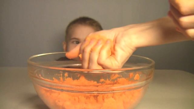 Кинетический песок своими руками за минуту Kinetic sand with your hands for a minute смотреть онлайн