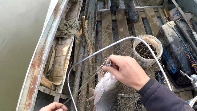 Рыбалка в Астрахани в ноябре. Ловля хищной и мирной рыбы с лодки смотреть онлайн