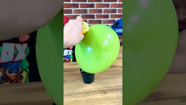 🤔Кто угадает ❓Сколько Слоев ШАРИКА поместится #shots смотреть онлайн