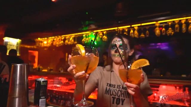 Halloween Party in Shooters. Від кутюр. смотреть онлайн