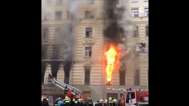 В Москве на Тверской улице загорелось здание XIX века, находящееся на реконструкции. смотреть онлайн