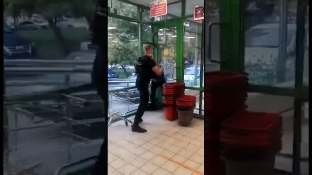 Охранник успокоил смотреть онлайн