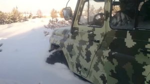 Уаз на фбел 160м (белках) едет по глубокому снегу