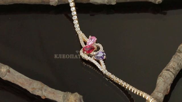 Браслет в ярком дизайне с разноцветными фианитами, покрытый золотом. смотреть онлайн