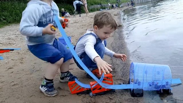 Запускаем машинки в воду смотреть онлайн