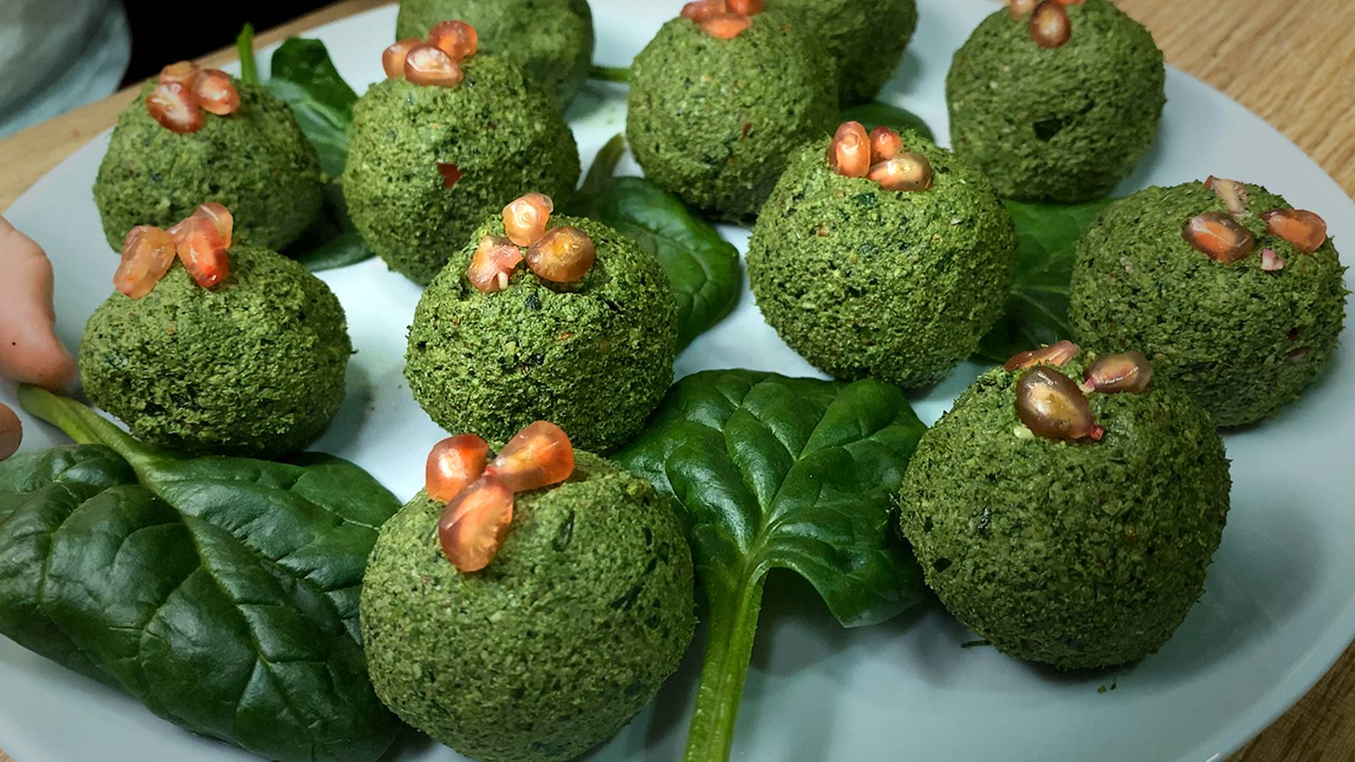 Пхали из шпината | Вкусная закуска из шпината и грецких орехов | Грузинская кухня смотреть онлайн