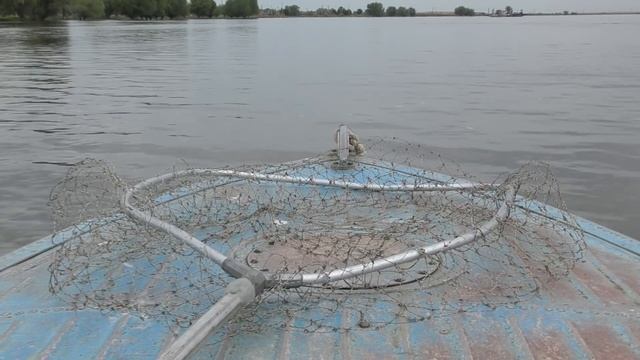 АСТРАХАНЬ МОШКА ИЮНЬ Рыбалка с лодки на советской технике Ловля на жмых и лягушку смотреть онлайн