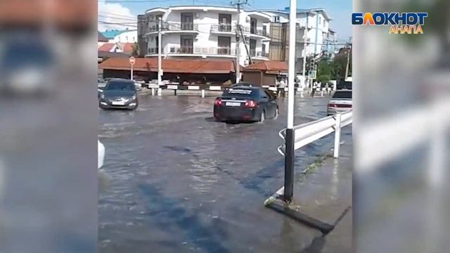 Набережная в Витязево под Анапой ушла под воду из-за ливня смотреть онлайн