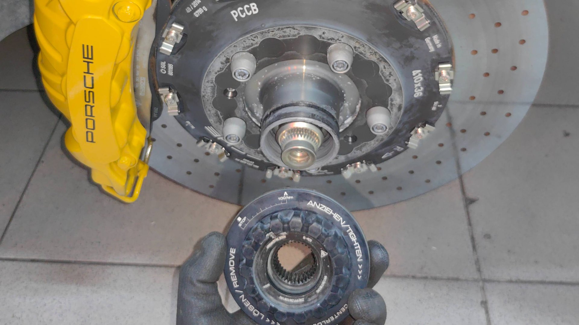 Как заменить колеса с центральной гайкой на Porsche 911