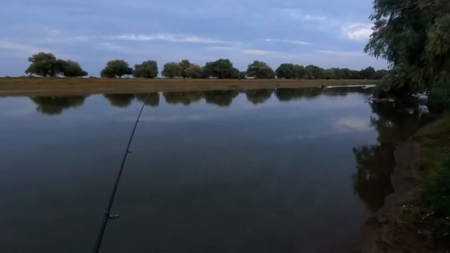 СПИННИНГ В ДУГУ Но я знаю кто там Осенняя Рыбалка в Астрахани 2022 Борьба с речным конем смотреть онлайн