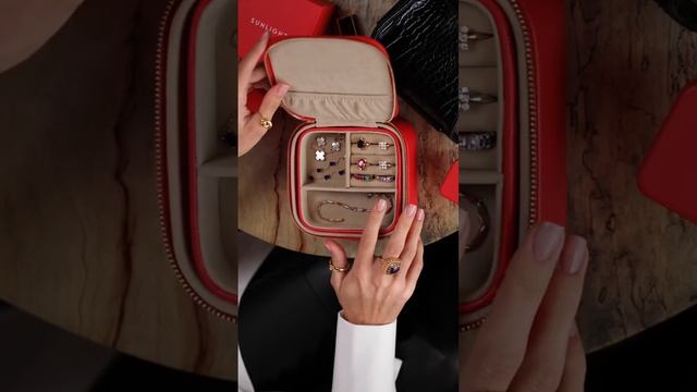 В SUNLIGHT самый широкий выбор украшений❤️ Скачивайте приложение по ссылке в профиле! #sunlight смотреть онлайн