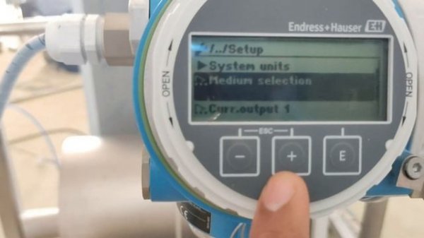 how set 4 to 20 ma and medium in Endress + Hauser Prowirl 200 flow transmitter?