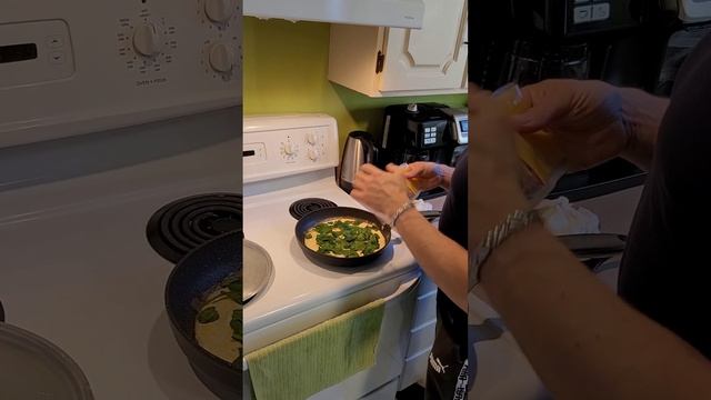 High Protein Breakfast - egg, spinach and cheese omelet 😋 👍 смотреть онлайн