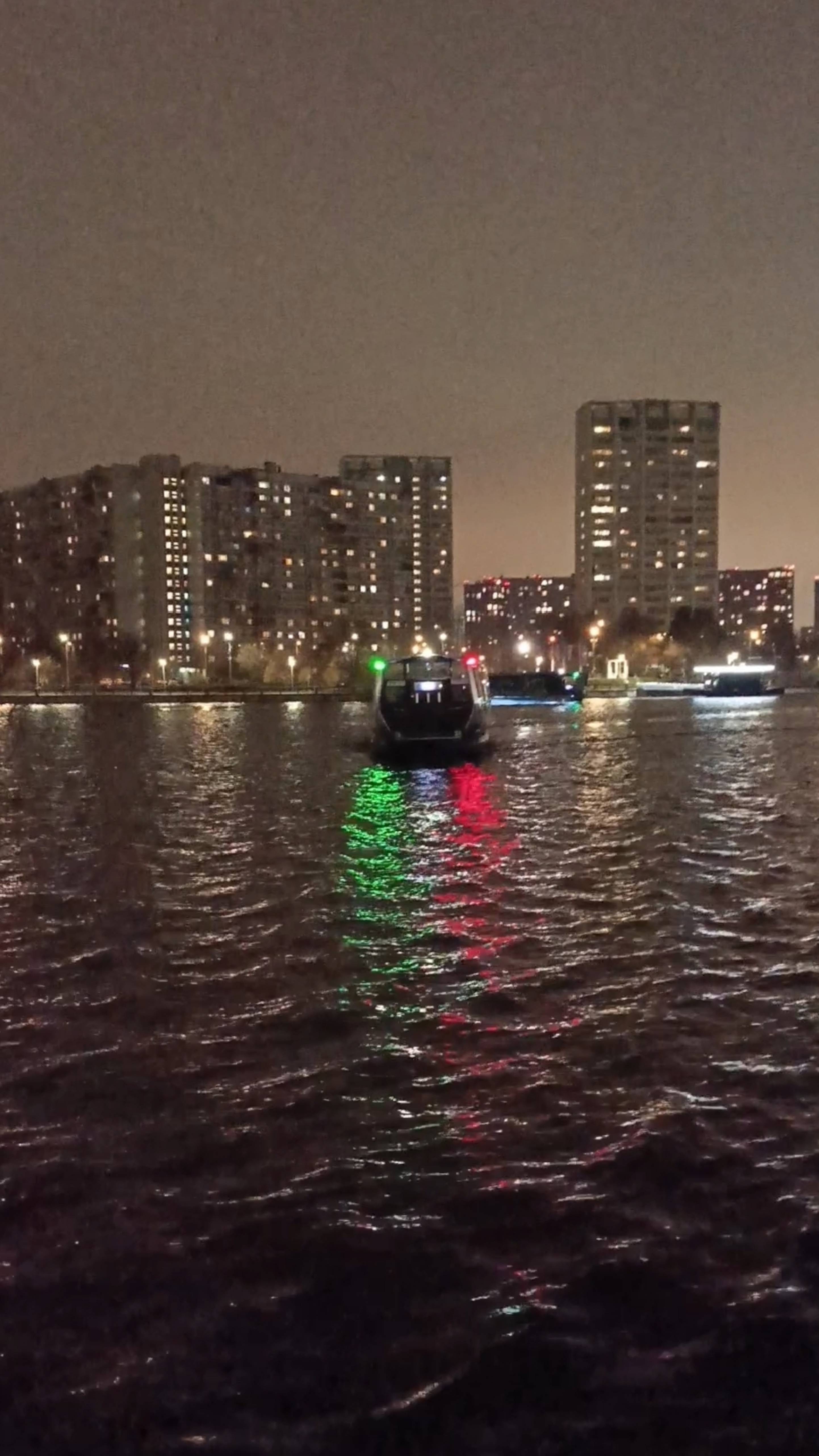 Электросудно вечером на Москве-реке 16.11.2024 года вечерние огни Москвы. смотреть онлайн