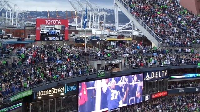 Shaun Alexander raising the 12th Man flag 9/15/13 смотреть онлайн