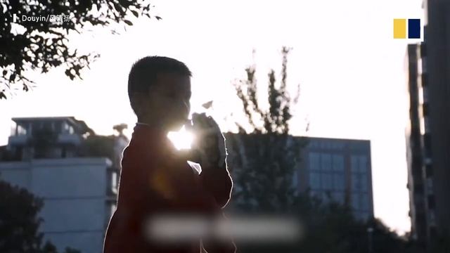 Trending in China: The PE teacher bringing swords to his lessons смотреть онлайн